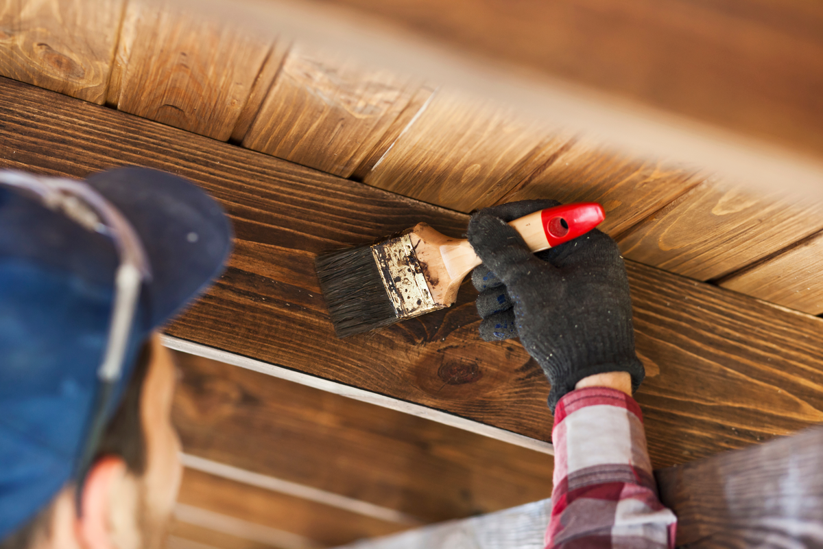 4. Лакування стель з дерев'яних панелей у вологих приміщеннях