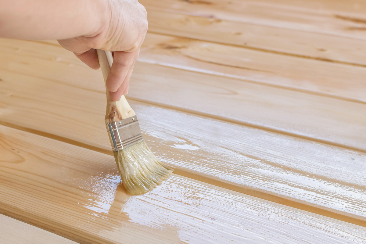 7. Лакування стін з дерев'яних панелей в сухих приміщеннях